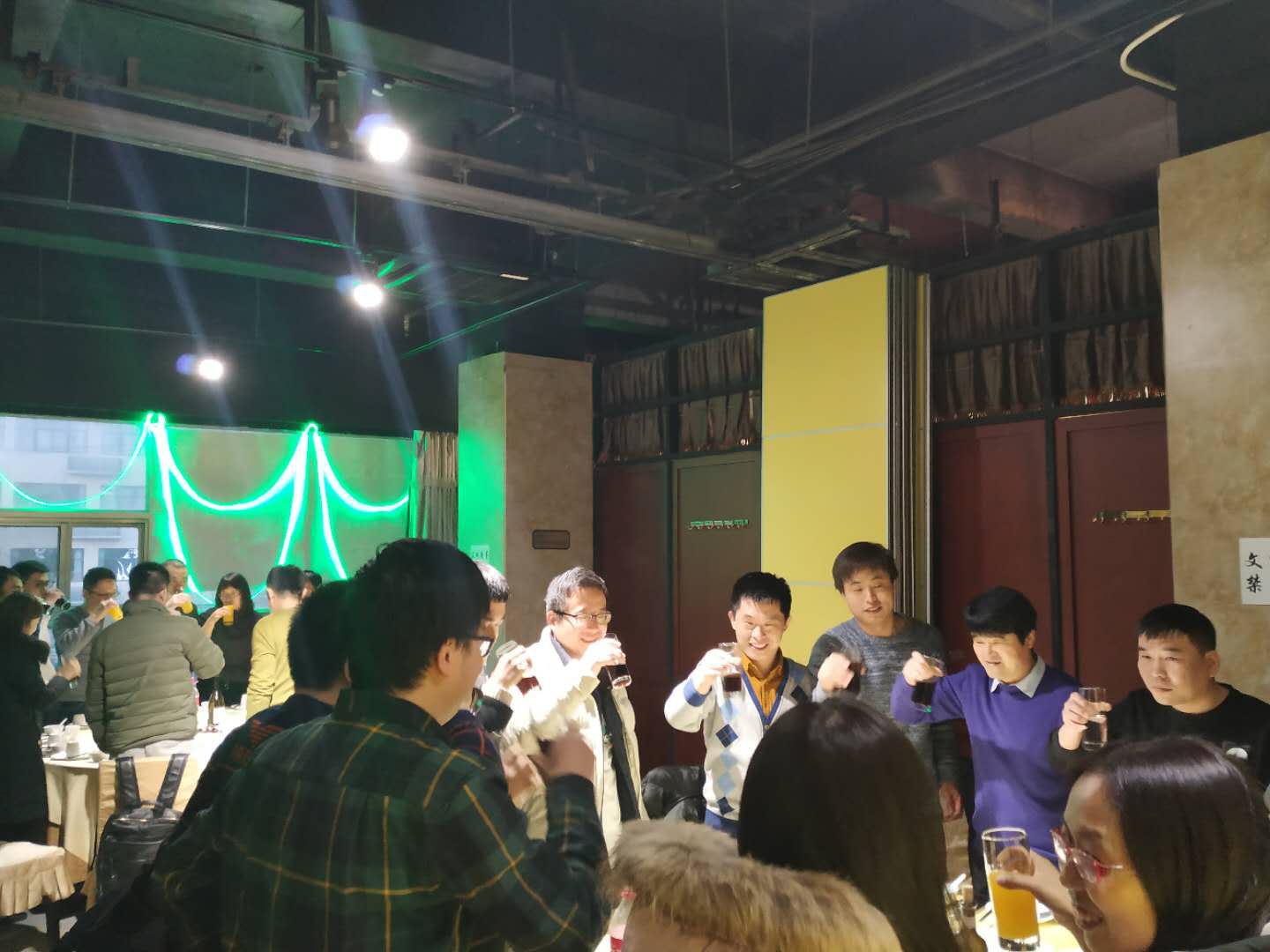 （大家共同舉杯?。? /></span> 
</p>
<p style=